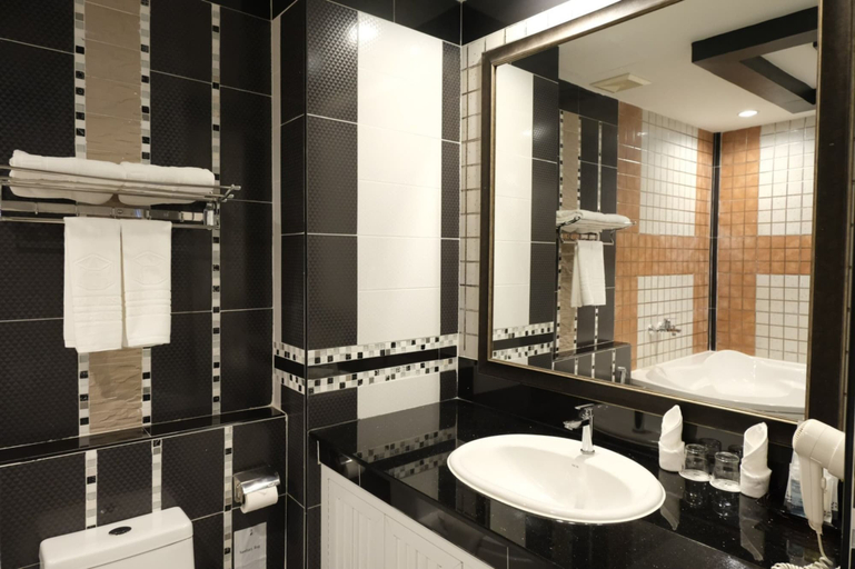 Bathroom 4, KTK Pattaya Hotel and Residence, Pattaya
