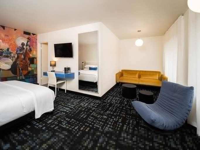 Others 5, Jupiter Hotel, Multnomah