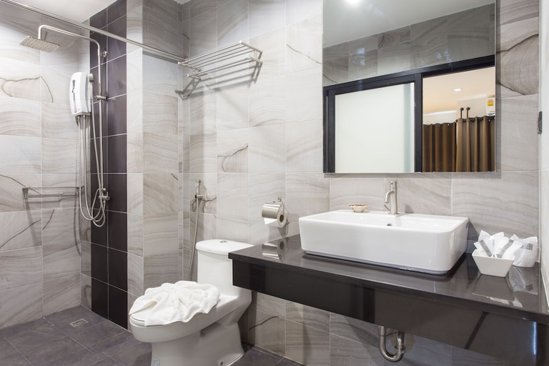 Bathroom 5, Well Timed Hotel, Mueang Krabi