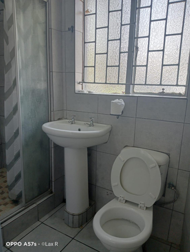 Bathroom 4, 7 Geelhout Ave, Ehlanzeni