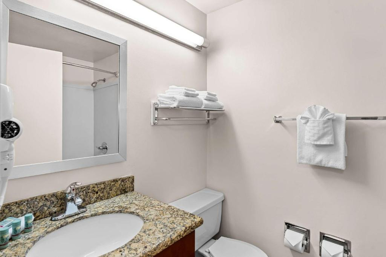 Bathroom 4, Best Western Cascadia Inn, Snohomish
