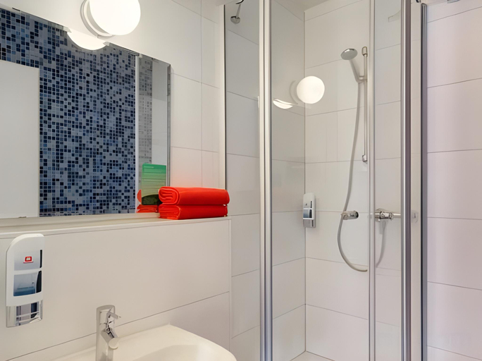 Bathroom 4, MEININGER Hotel Munchen Zentrum, München