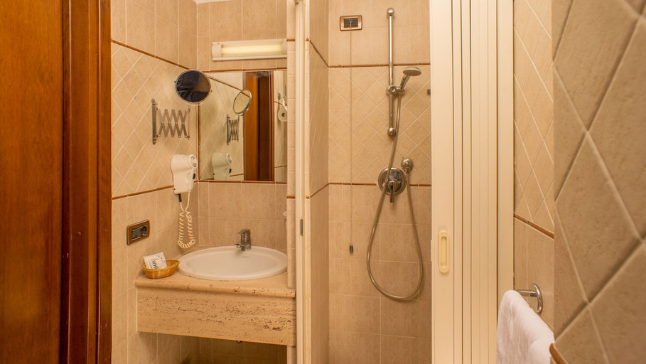 Bathroom 3, Assisi, Roma