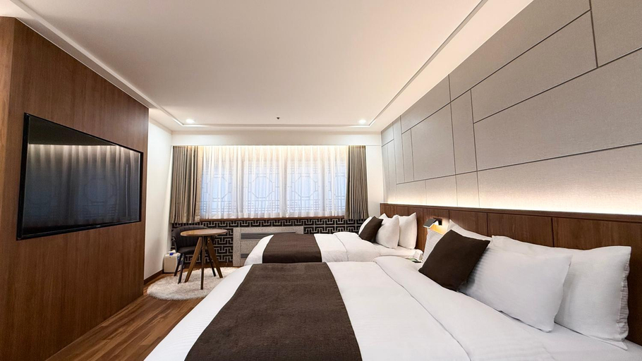Bedroom 3, Commodore Hotel, Dong
