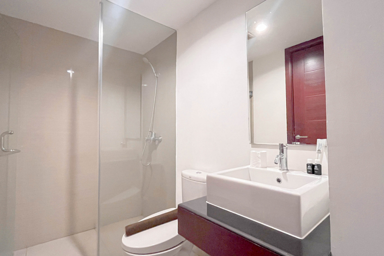 Bathroom 5, Modern Studio at Apartment Tamansari Tera Residence By Travelio, Bandung