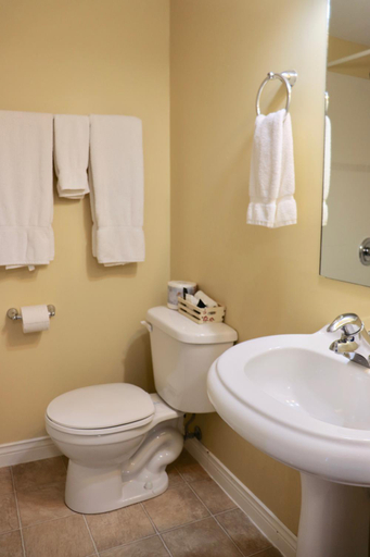 Bathroom 2, Shining Waters Country Inn, Queens