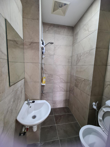 Bathroom 3, Nino Homestay @ Roxy Apartment Kuching, Kuching
