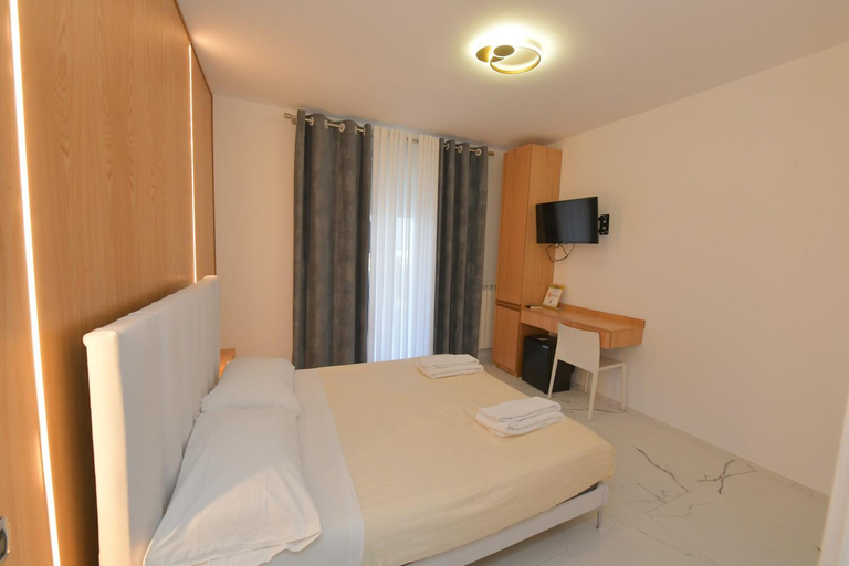 Others 5, Noemi B&B, Bari