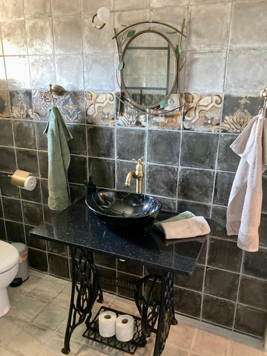 Bathroom 2, CheRiedel Bed & Breakfast & Evening meal Art Gallery, Hérault