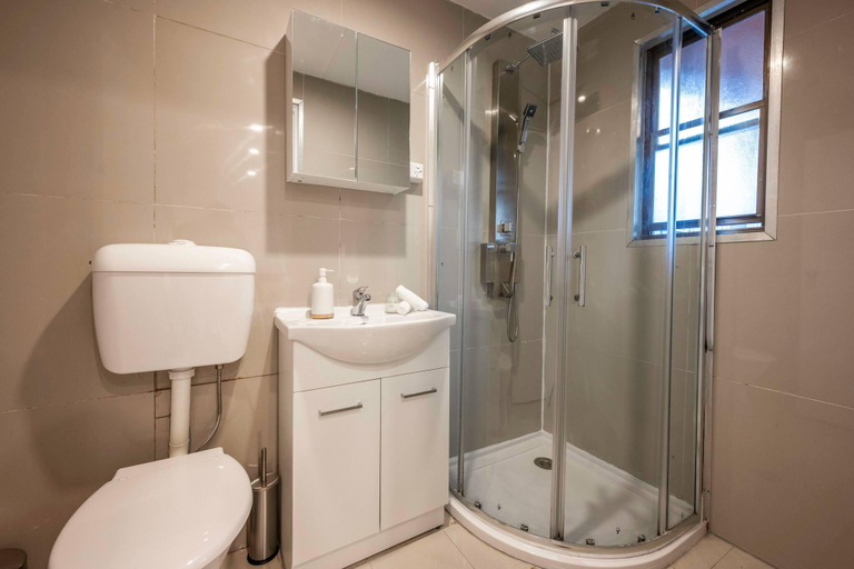 Bathroom 3, Garden Apartment in the heart of Bondi, Sydney