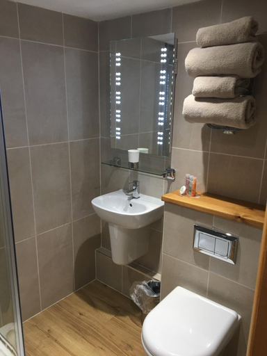 Bathroom 1, The Old Malt Scoop Inn, Devon