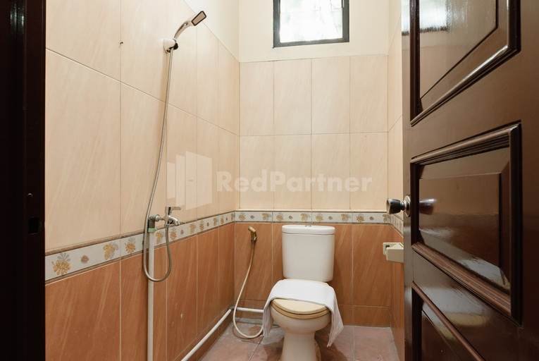Bathroom 3, SR Residence near Mall Ciputra Cibubur Mitra RedDoorz, Bekasi