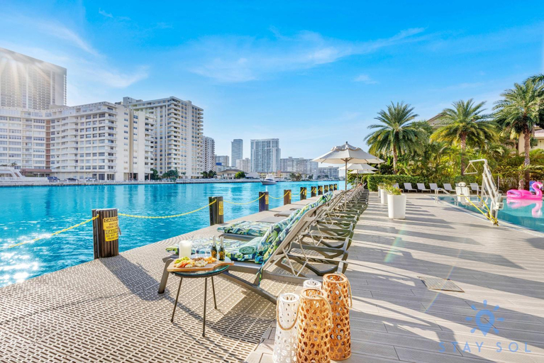 Others 4, Modern Resort Apartment with Balcony Pool Gym, Broward