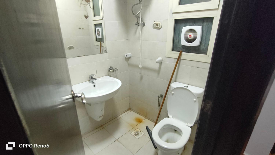 Bathroom 5, Porto Sokhna pyramids, 'Ataqah