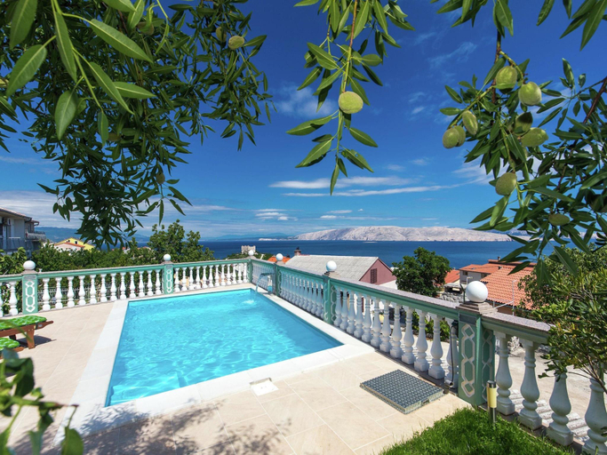 Others 5, Apartment with shared swimming pool, Senj