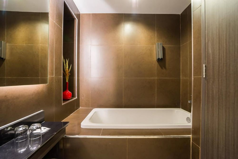 Bathroom 4, Aim House Bangkok Hotel, Khlong San
