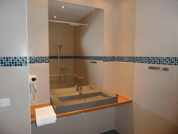 Bathroom 3, Logis Hotel Le Moulin De La Pipe, Drôme