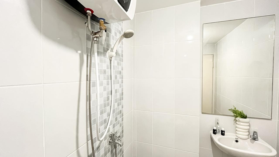 Bathroom 5, Scandinavian Touch with 2BR at Tokyo Riverside PIK 2 Apartment By Travelio, Tangerang