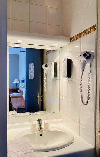 Bathroom 5, Kyriad Montargis - Amily, Loiret