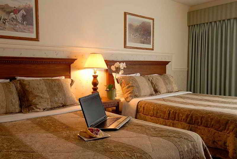 Bedroom 3, Huntingdon Manor Hotel, Capital