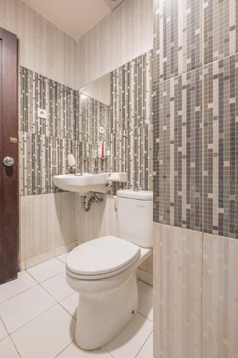 Bathroom 5, Hotel Agraha Makassar, Makassar