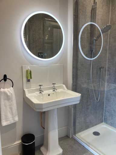 Bathroom 2, Crick Cottage Rooms, Northamptonshire