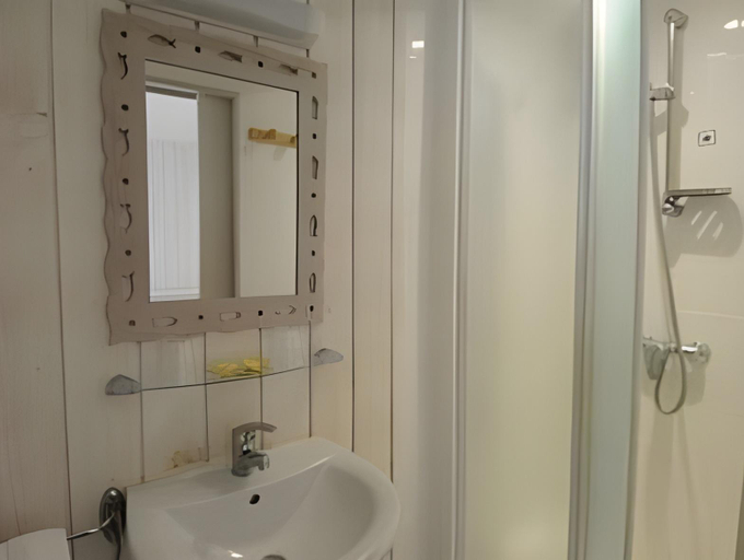 Bathroom, L'Hippocampe, Charente-Maritime