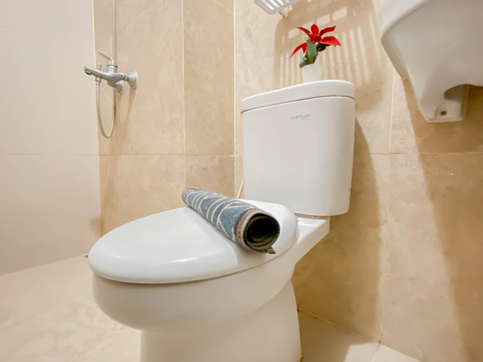 Bathroom 5, Warm Contemporary Studio Apartment at Transpark Cibubur By Travelio, Depok