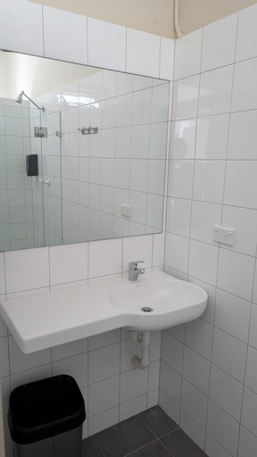 Bathroom 5, The Bat & Ball Hostel, Sydney