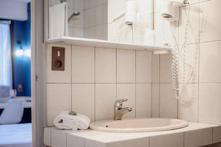 Bathroom 4, Hôtel La Tour des Anglais, Mayenne