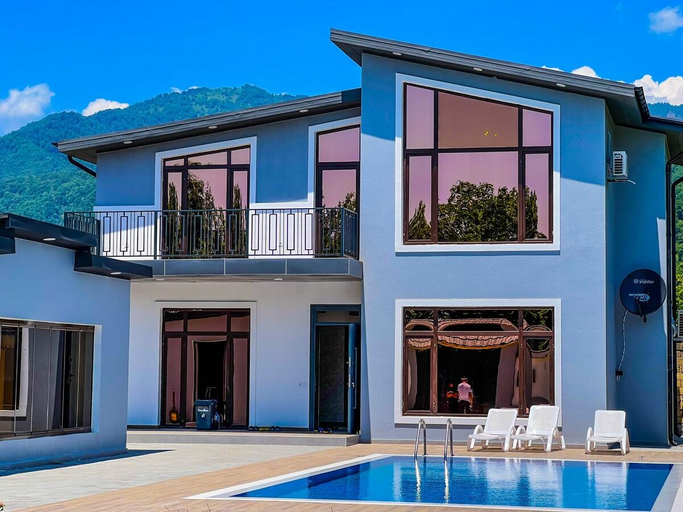 Exterior & Views