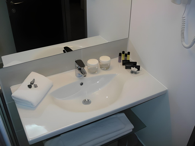 Bathroom 3, Hotel Meksiko, Ljubljana
