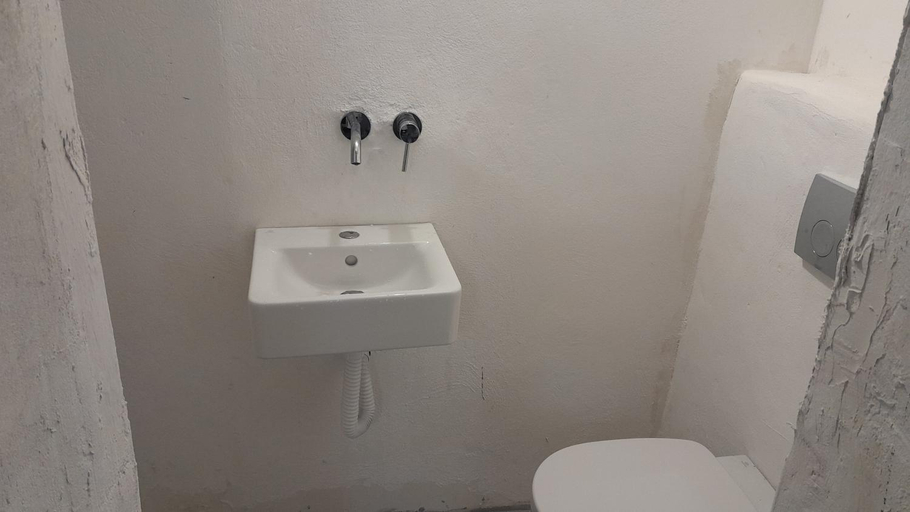 Bathroom 2, The Rabbit Hole Hostel Fira, South Aegean
