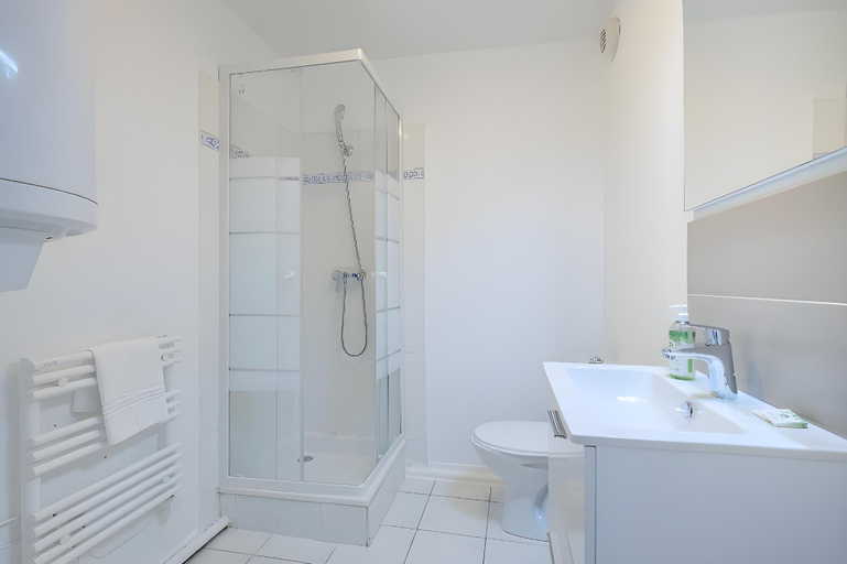 Bathroom 4, ResidHotel Cannes Festival, Alpes-Maritimes