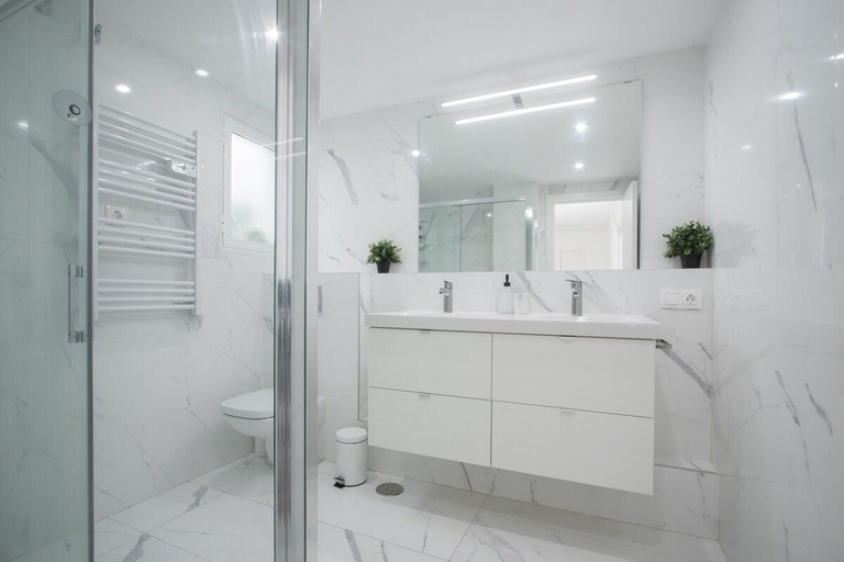 Bathroom 2, Large 4BR with AC Steps to the Beach, Alicante