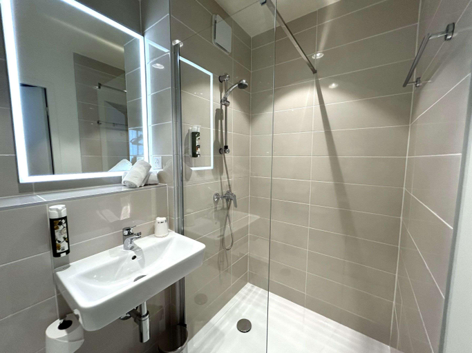 Bathroom 4, Adonis Le Castellet, Var