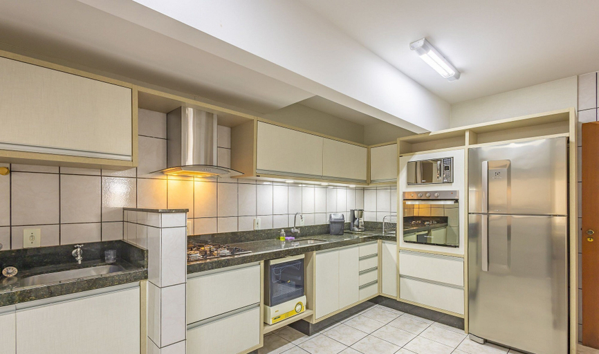 Private kitchen 3, 3BR Apt w/ BBQ 50m From Itapema Beach Epo001, Itapema