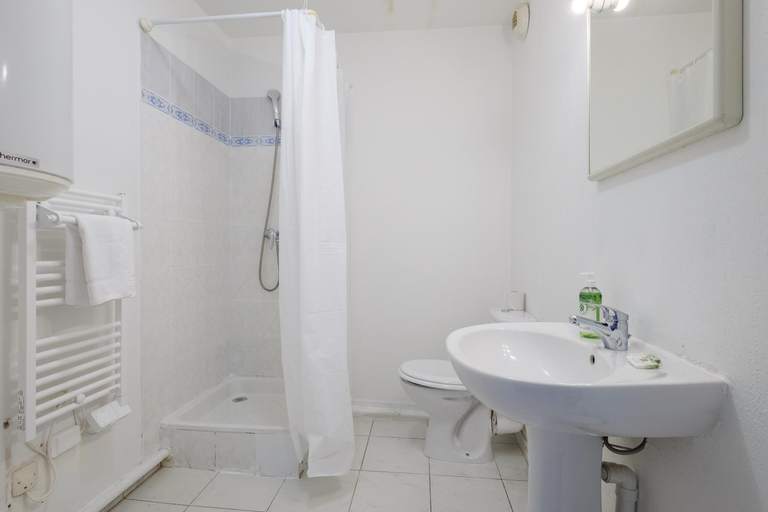 Bathroom 4, ResidHotel Cannes Festival, Alpes-Maritimes
