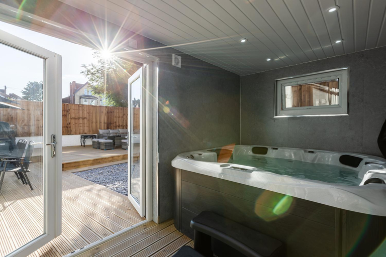 Bathroom 4, Grand Villa: 6 En-suites, Hot Tub, & Park View, Sefton