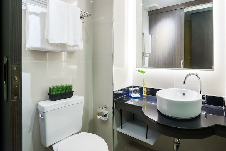 Bathroom 4, Aim House Bangkok Hotel, Khlong San