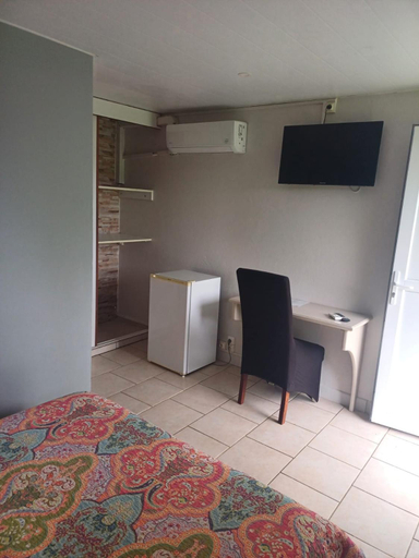 Bedroom 2, Airport Hotel, Ducos