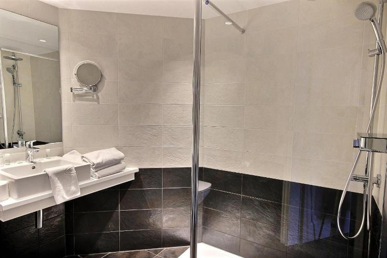 Bathroom 4, Hotel Restaurant Relais De La Poste - Strasbourg Nord, Bas-Rhin