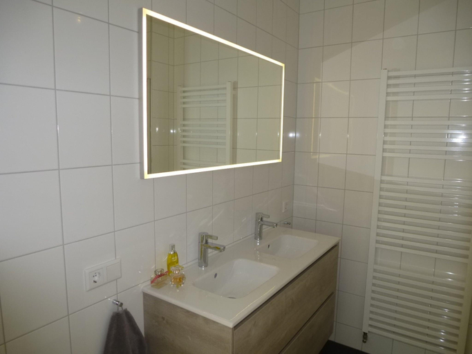 Bathroom 3, Apartment in Veere with Marina Views