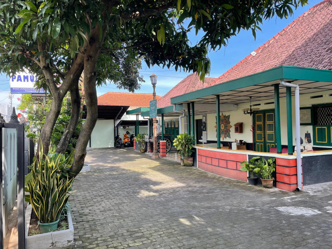 Exterior & Views