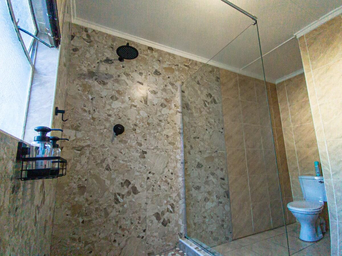 Bathroom 2, House Musantwi, Fezile Dabi