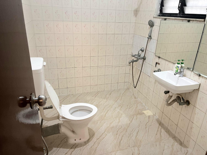 Bathroom 2, Rostel Backpackers Hostel, Pune