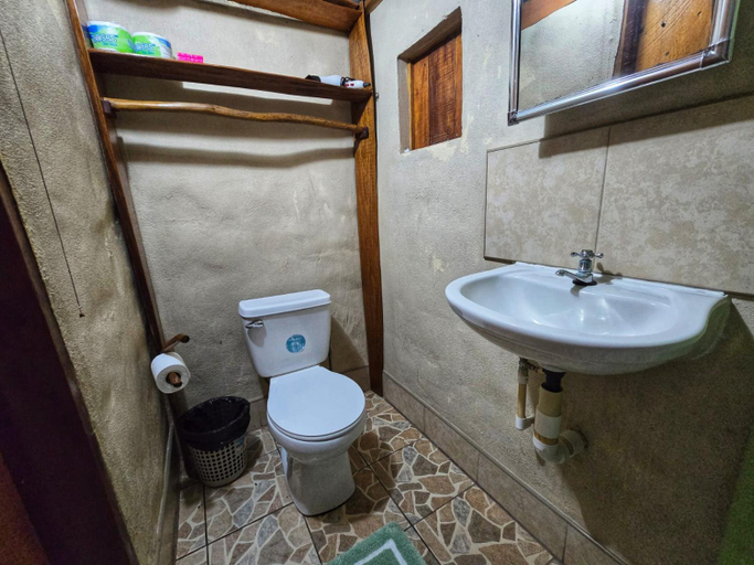 Bathroom, Rustic Cabin at Freshwater Creek Cabanas