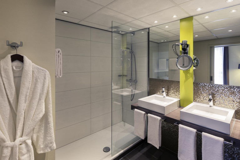 Bathroom 4, Mercure Hotel Groningen Martiniplaza, Groningen