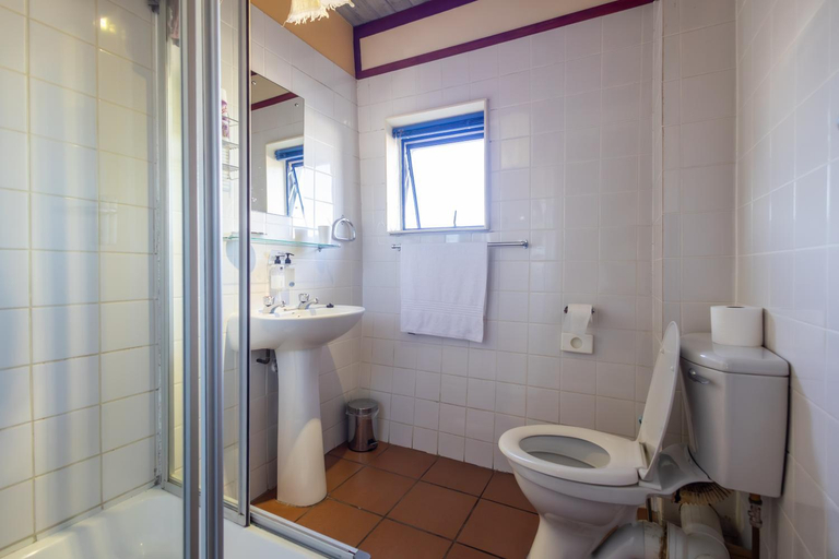 Bathroom 3, Stratfords Guesthouse and Conference Venue, Buffalo City