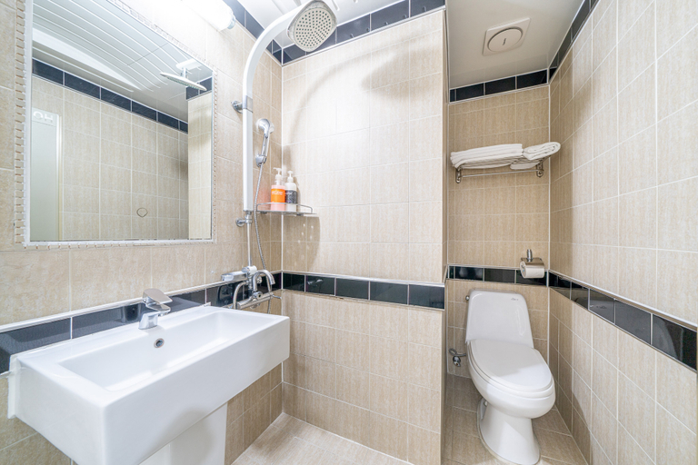 Bathroom 4, Kyoung Dong Hotel Myeongdong, Jung